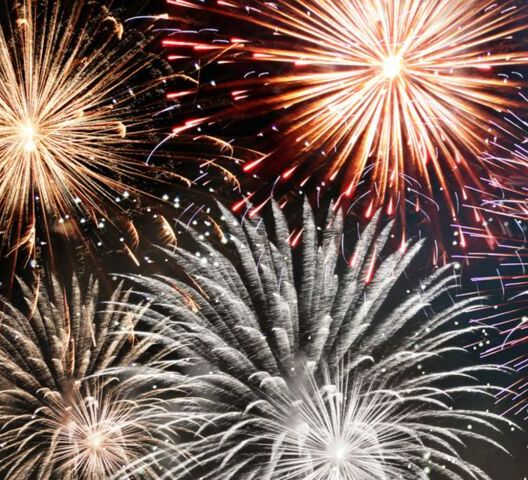 Ein buntes Feuerwerk am Nachthimmel
