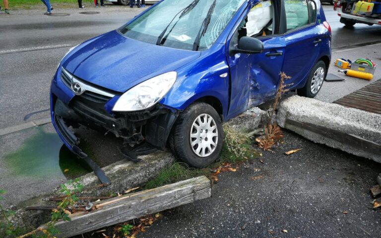 Foto: Das auf der Fahrerseite schwer beschädigte Unfallfahrzeug