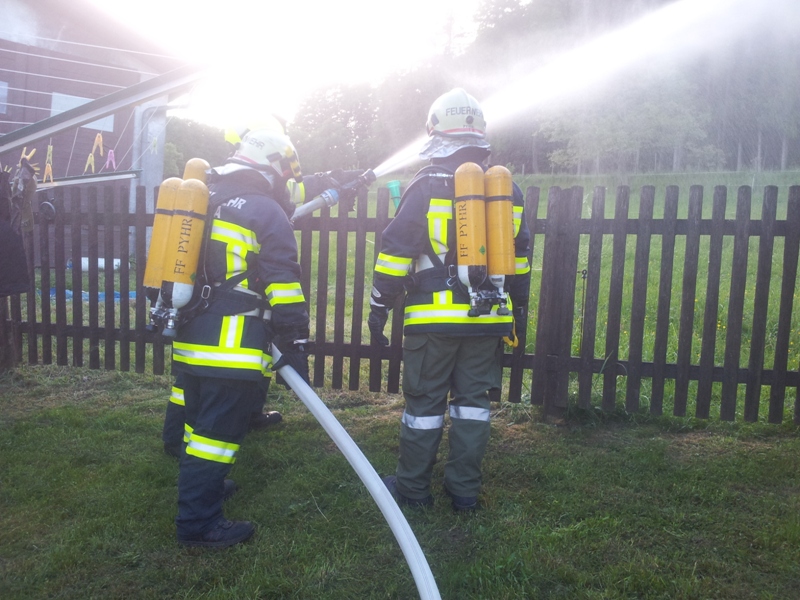 Foto: 2 Atemschutzträger löschen den imaginären Brandherd