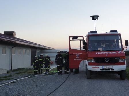 Foto: Die neben dem KLF der FF Obertiefenbach angetretene Mannschaft