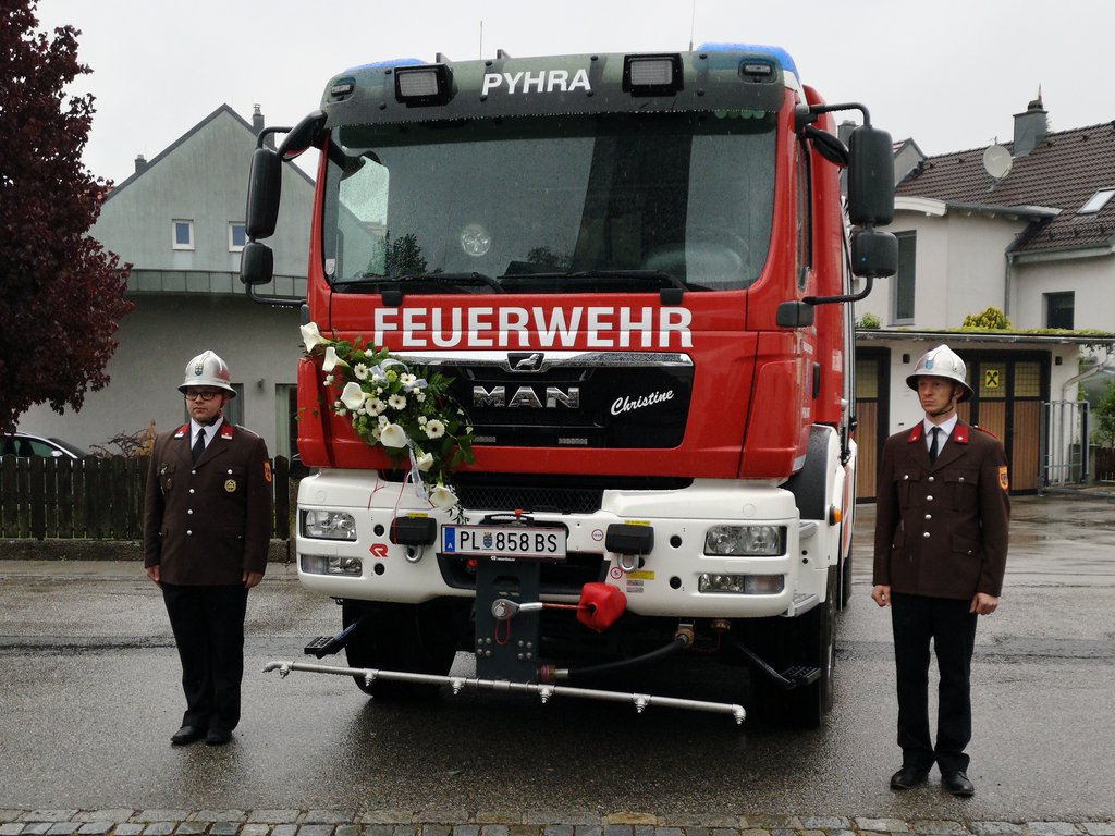 Foto: Unser geschmücktes Hilfeleistungsfahrzeug mit Allradantrieb von Vorne, flankiert durch 2 Mitglieder in Habt-Acht-Stellung