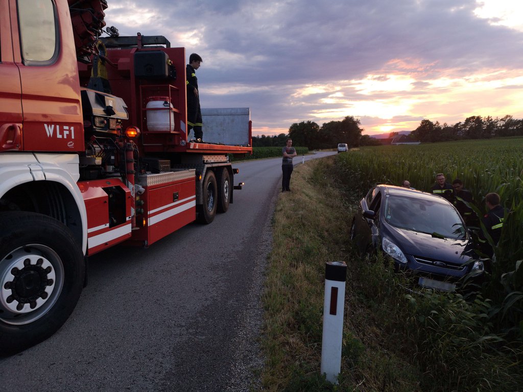 Foto: Der PKW im Feld etwa 1 Meter tiefer als die Fahrbahn