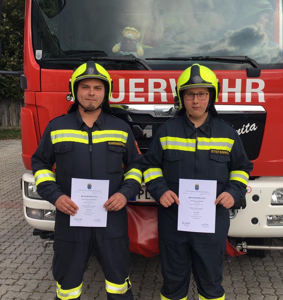 Foto: Die beiden erfolgreichen Kandidaten vor unserem Hilfeleistungsfahrzeug